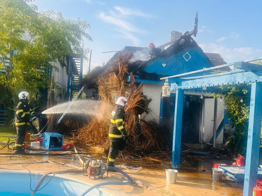 Incendiu devastator în Dunavățul de Sus! O pensiune a fost cuprinsă de flăcări, iar localnicii s-au mobilizat alături de pompieri pentru a combate focul. Descoperă cauza care a declanșat tragedia! 1 foto video a ars o pensiune din dunavatul de sus localnicii au luptat cot la cot cu pompierii sa stinga flacarile vezi aici de la ce a pornit incendiul 685adb245aed1