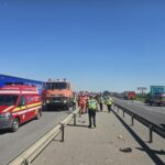 Tragedie pe Autostrada A1: Trei tiruri și mai multe mașini implicate într-un accident fatal, un copil de doar 10 ani și-a pierdut viața 2 foto video accident cu trei tiruri si mai multe autoturisme pe autostrada a1 un copil de 10 ani a murit 683efdc76449e