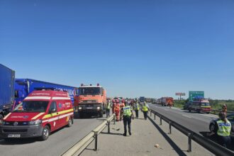 foto video accident cu trei tiruri si mai multe autoturisme pe autostrada a1 un copil de 10 ani a murit 683efdc76449e