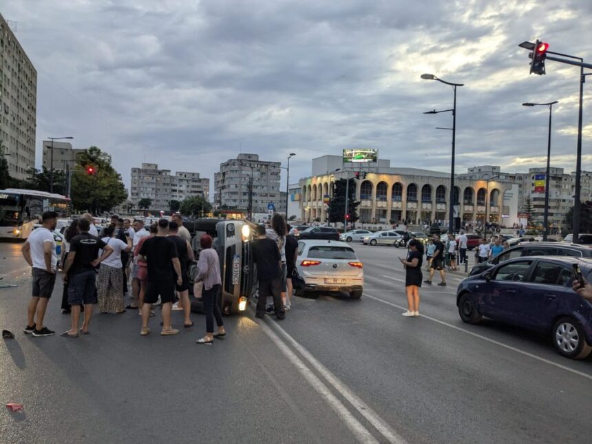Coliziune devastatoare la Casa de Cultură din Constanța: O mașină de Poliție, printre cele afectate! 1 foto video accident groaznic la casa de cultura din constanta este implicata si o masina de politie 68602f0db882e