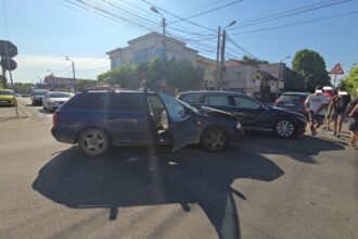 foto video accident rutier in constanta la intersectia strazilor zorelelor si unirii doua autoturisme s au cionit 6846f4df16e46