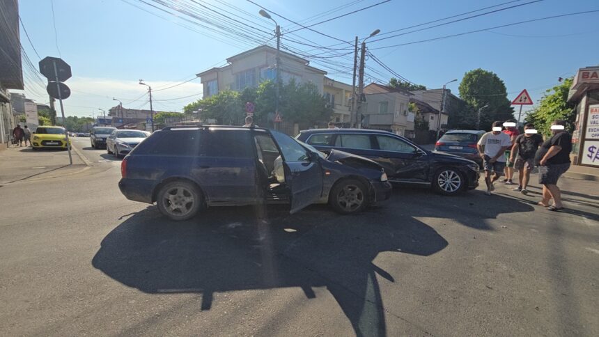 Coliziune pe străzile Zorelelor și Unirii din Constanța: Două mașini implicate într-un accident rutier 1 foto video accident rutier in constanta la intersectia strazilor zorelelor si unirii doua autoturisme s au cionit 6846f4df16e46