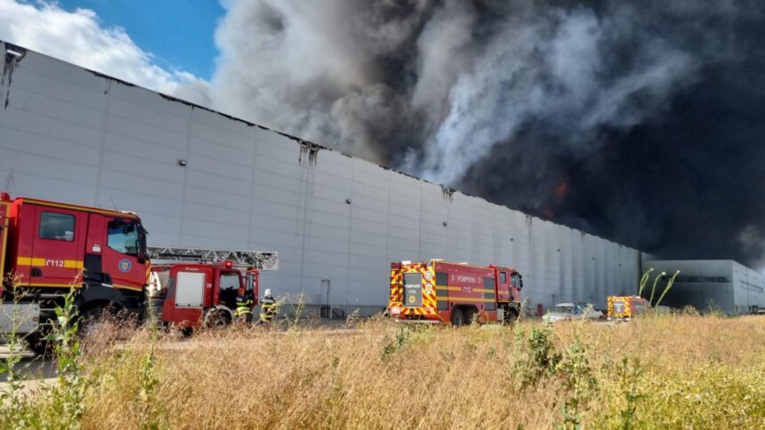 Incendiu pe Autostrada A1: Flăcările mistuie o hală dintr-un parc logistic, mesaj RO-ALERT activat! 1 foto video alerta pe autostrada a1 arde o hala dintr un parc logistic a fost emis mesaj ro alert 6861614c2d611