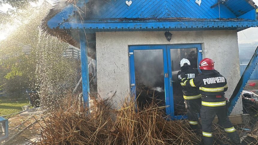 Incendiu devastator în Dunavățul de Sus! Comunitatea se mobilizează alături de pompieri pentru a înfrunta flăcările! 1 foto video arde o pensiune din dunavatul de sus localnicii lupta cot la cot cu pompierii sa stinga flacarile 685ad08632146