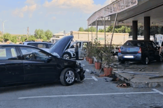 foto video cum s a petrecut accidentul din satul stefan cel mare comuna saligny un logan a fost proiectat pe terasa unui restaurant accidentand 3 persoane 683f12e500eb1