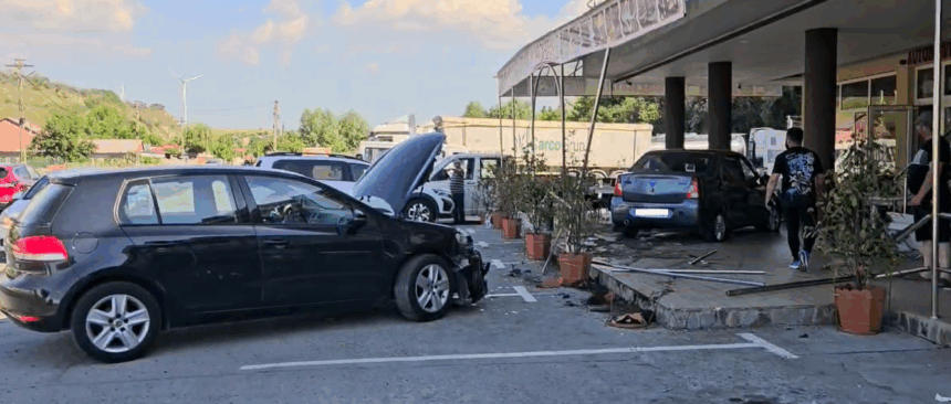 Imagini din satul Ștefan cel Mare: Impactul devastator al unui Logan care a ajuns pe terasa unui restaurant, lăsând 3 răniți în urma sa 1 foto video cum s a petrecut accidentul din satul stefan cel mare comuna saligny un logan a fost proiectat pe terasa unui restaurant accidentand 3 persoane 683f12e500eb1