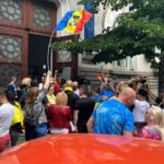 Protest vibrant în sprijinul lui Călin Georgescu la Judecătoria Sectorului 1: „Justiție, nu corupție!” strigă mulțimea. 3 foto video protest pro calin georgescu la judecatoria sectorului 1 justitie nu coruptie scandeaza participantii 684a8399c3bea