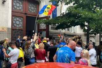 foto video protest pro calin georgescu la judecatoria sectorului 1 justitie nu coruptie scandeaza participantii 684a8399c3bea