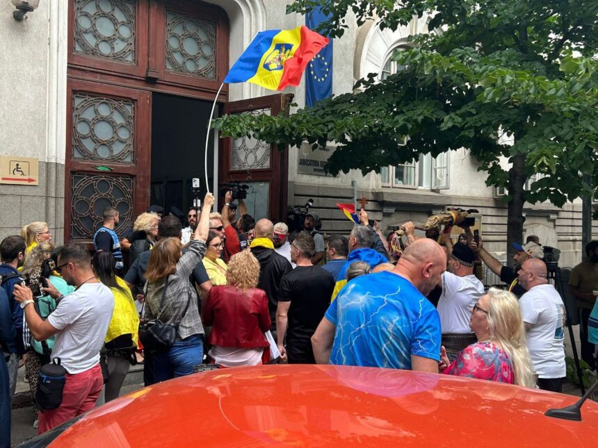 Protest vibrant în sprijinul lui Călin Georgescu la Judecătoria Sectorului 1: „Justiție, nu corupție!” strigă mulțimea. 1 foto video protest pro calin georgescu la judecatoria sectorului 1 justitie nu coruptie scandeaza participantii 684a8399c3bea