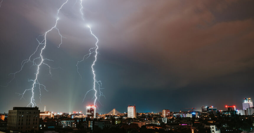 Fenomene meteorologice extreme în peste 50% din țară: avertisment de cod portocaliu pentru furtuni și grindină, urmat de o intensificare a căldurii! 1 foto vreme severa in mai mult de jumatate din tara cod portocaliu de furtuni si grindina anm avertizeaza ca va urma si un val de canicula 6842cca0d0d62