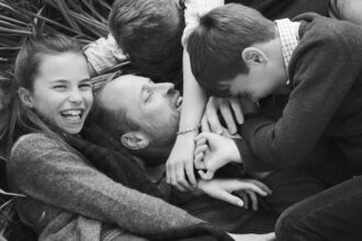 fotografii de familie cu printul wiliam si copiii sai publicate de ziua tatalui regele charles imagine rara cu tatal sau foto 684ed0b89831e