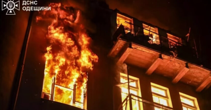 Rusia lovește Odesea: 10 atacuri cu drone provoacă incendii devastatoare și 13 răniți, printre care se numără și pompieri 1 galerie foto atac cu drone al rusiei asupra odesei 10 lovituri incendii de amploare 13 raniti inclusiv pompieri 6855104fd99a4