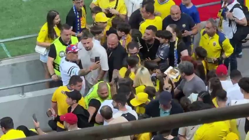 Radu Drăgușin în centrul atenției: Momente de intensitate la pauza confruntării România - Cipru! 1 galerie foto atractia principala radu dragusin asaltat la pauza meciului romania cipru 684893868869a
