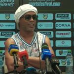 Îmbrăcămintea surprinzătoare a lui Ronaldinho la conferința de presă premergătoare meciului de la Cluj 2 galerie foto cum a venit imbracat ronaldinho la conferinta de presa dinainte de meciul de la cluj 684d4d3ee61c5