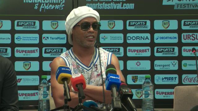 Îmbrăcămintea surprinzătoare a lui Ronaldinho la conferința de presă premergătoare meciului de la Cluj 1 galerie foto cum a venit imbracat ronaldinho la conferinta de presa dinainte de meciul de la cluj 684d4d3ee61c5
