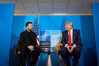 galerie foto diplomatia vizuala a lui volodimir zelenski presedintele ucrainean a ales sa si schimbe stilul vestimentar la summitul nato 685c50aed2cb8