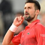 Djokovic învinge cu zâmbetul pe buze: Jurnalistul care l-a insultat, eliminat din competiție pentru Wimbledon 2025 3 galerie foto djokovic rade la urma si rade mai bine reporterul care l a jignit gratuit scos din lot pentru wimbledon 2025 685a352e63b39