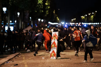 galerie foto doua persoane au murit iar peste 500 au fost arestate dupa sarbatoarea fanilor psg de la paris in urma victoriei din liga campionilor 683c85dddd4f8
