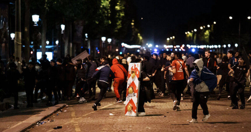 Tragedie la Paris: Două vieți pierdute și sute de arestări în urma celebrării succesului PSG în Liga Campionilor 1 galerie foto doua persoane au murit iar peste 500 au fost arestate dupa sarbatoarea fanilor psg de la paris in urma victoriei din liga campionilor 683c85dddd4f8