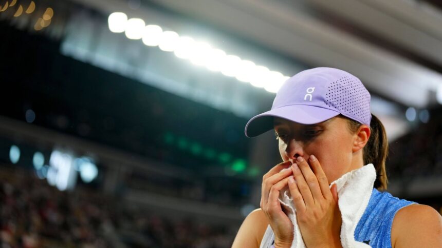 Iga Swiatek, înfruntată de Aryna Sabalenka: Dilema din setul final după 27 de triumfuri la Roland Garros! 1 galerie foto dupa 27 de victorii consecutive la roland garros iga swiatek a fost umilita de aryna sabalenka ce s a intamplat in setul decisiv 6841bfdf9a888
