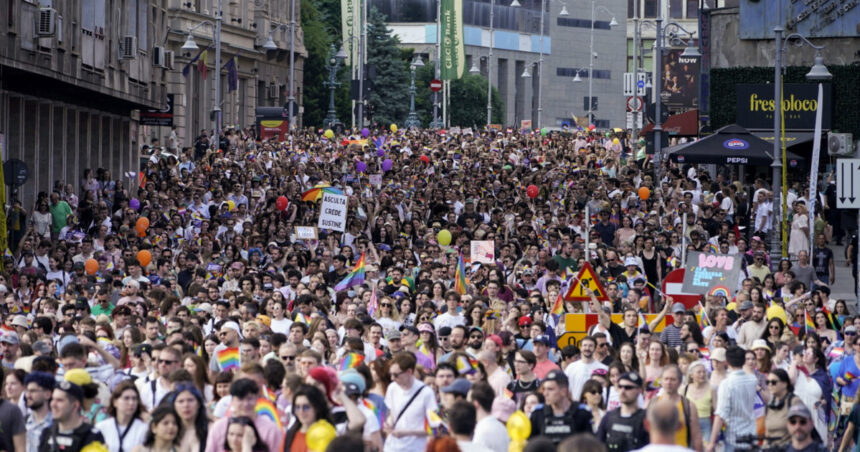 Jandarmii au aplicat sancțiuni de 6.000 de lei la marșul Bucharest Pride și activitățile din Pride Park, iar trei participanți s-au confruntat cu dosar penal. 1 galerie foto jandarmii au dat amenzi de 6 000 lei la marsul bucharest pride si evenimentele pride park trei persoane s au ales cu dosar penal 68457a2db9b1a