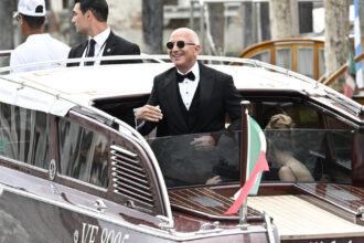 galerie foto jeff bezos s a casatorit cu lauren sanchez imagini spectaculoase de la nunta anului e o abatere de la ceea ce se asteapta oamenii 685f83b7c1cc1