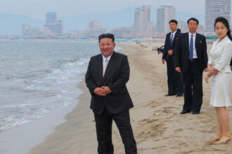 galerie foto kim jong un a renuntat la rachete si s a relaxat la plaja liderul nord coreean a inaugurat o statiune de lux pe litoral 685ceeccdd883