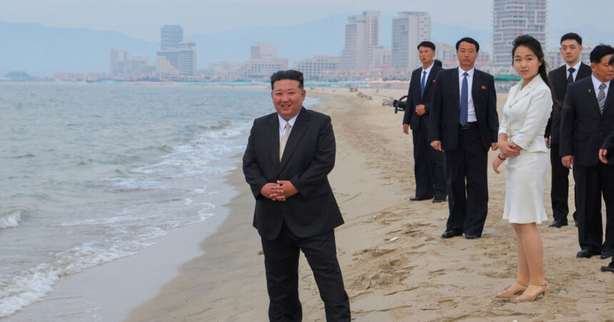 Kim Jong-un lasă rachetele deoparte și se bucură de soare pe plajă: Deschiderea unei stațiuni de lux de către liderul nord-coreean 1 galerie foto kim jong un a renuntat la rachete si s a relaxat la plaja liderul nord coreean a inaugurat o statiune de lux pe litoral 685ceeccdd883