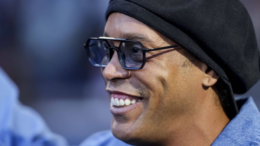 "Vârfuri de Glorie la Cluj: Trofeele strălucitoare ale lui Ronaldinho & Prietenii de la Sports Festival (Pro Arena și VOYO)" 1 galerie foto nu le ar incapea trofeele in sala de la cluj varfurile de performanta atinse de ronaldinho friends vedetele de la sports festival pro are 684c414c028ac