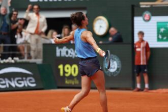 galerie foto numar 361 wta o frantuzoaica a eliminat a treia jucatoare a lumii in optimile roland garros 2025 ce premiu si a asigurat dintr o lovitura 683dc0f0f2bf3