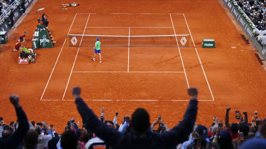 Jannik Sinner: Emoțiile unui finalist memorabil la un turneu de mare șlem în Era Open 1 galerie foto reactia lui jannik sinner dupa ce a devenit cel mai bun finalist pierzator la un turneu de mare slem in era open 6845e58f1e6fe