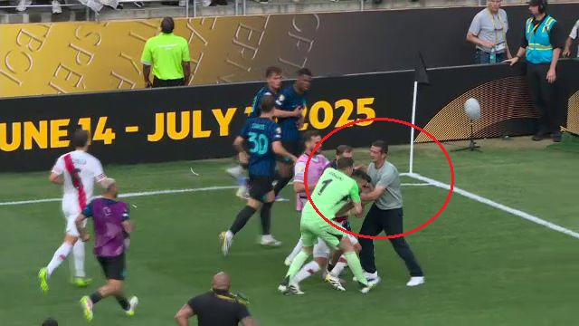 "Întâmplări tumultoase la finalul confruntării Inter - River Plate: Cristi Chivu a alergat 70 de metri pentru a interveni!" 1 galerie foto s a lasat cu scandal la finalul meciului inter river plate cristi chivu a sprintat 70 de metri sa l opreasca 685cbf980b6b5