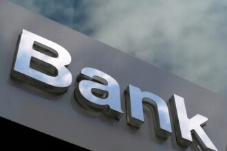 grafic actiunile bancare sar la bursa si trag indicele bet pe un nou maxim al acestui an 683dee0f7e3e2