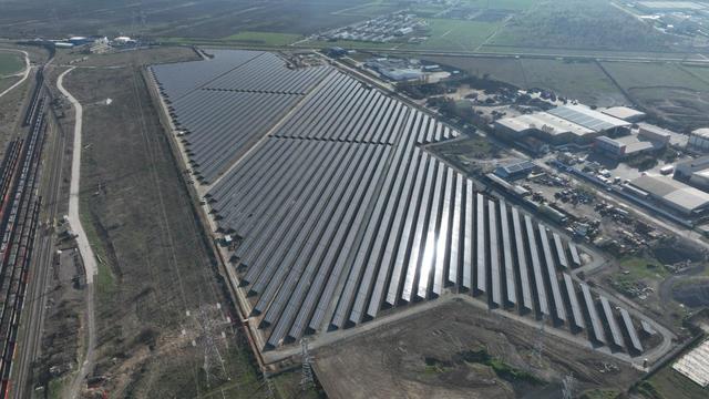 Soarele strălucește: Producția de energie solară a atins luni, la prânz, peste 50% din necesarul național de consum. 1 grafice productia de energie solara a acoperit luni la orele pranzului peste 50 din consumul intern 68502743d342c