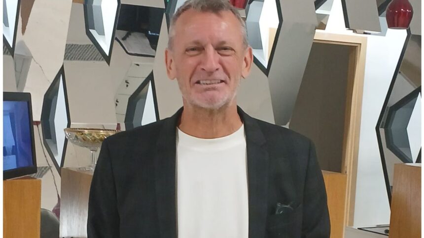 „Marele” Craioveanu, recunoscut ca cetățean de onoare al Slatinei! Acordul de mulțumire adresat întregii comunități 1 grande craioveanu cetatean de onoare la slatina cui i a multumit in fata intregului oras 685fafe7e8557