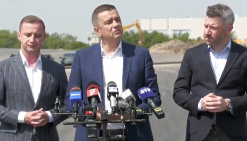 Grindeanu amenință bugetarii: „Suntem lideri în Parlament, putem obține funcția de premier sau ne retragem în opoziție. De ce reduceri de 10% în administrație și nu de… 20%?” 1 grindeanu a pus gand rau bugetarilor suntem cel mai mare partid din parlament putem avea premier sau intram in opozitie de ce restructurari de 10 in administratie si nu de 20 6844467cd7d44