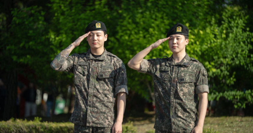 BTS se reunește: Ultimii doi membri și-au finalizat serviciul militar! „Suntem din nou aici!” 1 grupul k pop bts se pregateste de reunire ultimele doua vedete si au incheiat stagiul militar obligatoriu ne am intors 6851110eef398