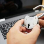 Autoritățile propun ca internautii să devină „adulți digitali” abia la 16 ani - acces limitat la internet până la această vârstă 3 guvernantii vor ca 16 ani sa fie varsta majoratului online acces restrictionat la internet pana atunci 68490dc1a199e