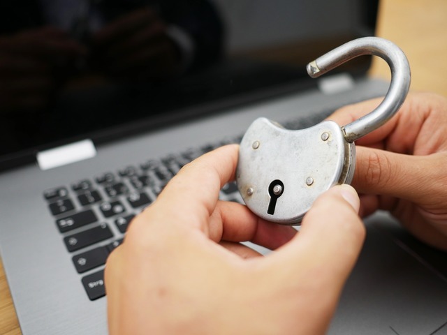 Autoritățile propun ca internautii să devină „adulți digitali” abia la 16 ani - acces limitat la internet până la această vârstă 1 guvernantii vor ca 16 ani sa fie varsta majoratului online acces restrictionat la internet pana atunci 68490dc1a199e