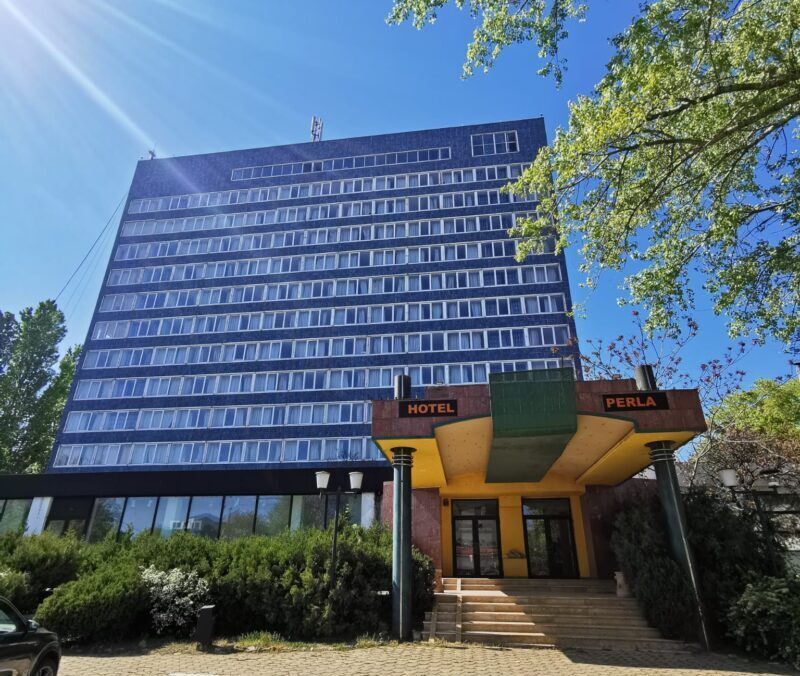 Hotelul Perla din Mamaia are șanse să rămână în picioare: Procesul de clasare de urgență a fost inițiat! 1 hotelul perla din mamaia ar putea sa nu fie desfiintat a fost declansata procedura de clasare in regim de urgenta 685fde4152138