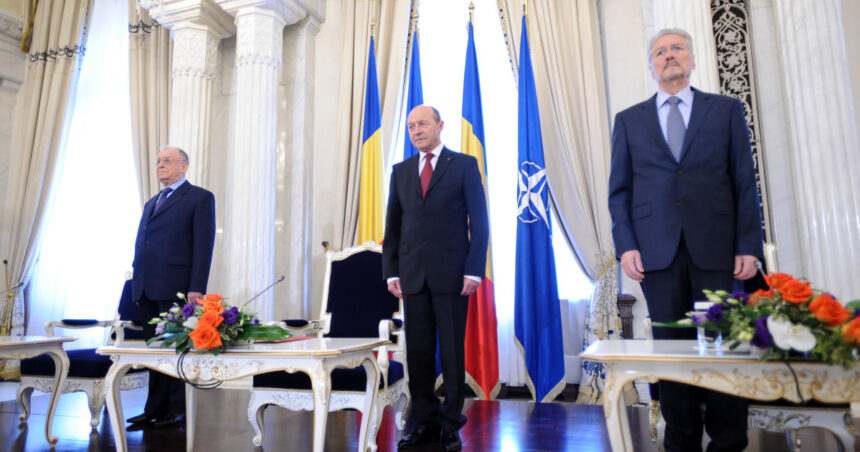 Iliescu îl atacă pe Băsescu: „A încercat să ascundă încălcările principiilor democratice”. Opiniile sale privind modificarea Constituției 1 iliescu l a criticat pe basescu a vrut sa mascheze incalcarea principiilor democratiei ce spune despre revizuirea constitutiei 685408c62c6b2