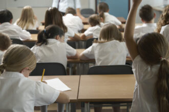 in anul scolar 2025 2026 vor fi eliminate mai multe categorii de burse scolare ministrul educatiei nu ne mai permitem financiar 685e39ba50b51