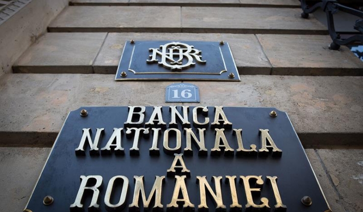 În luna mai, BNR a pierdut aproape 7 miliarde de euro din rezervele sale valutare comparativ cu luna anterioară. 1 in luna mai rezervele in valuta ale bnr au scazut cu aproape 7 miliarde de euro fata de luna precedenta 683d84e4c1929
