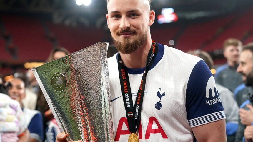 Un nou trofeu pe cale să strălucească pentru Drăgușin? Detalii despre confruntarea PSG - Tottenham în Supercupa Europei, cu mize impresionante! 1 inca un trofeu european pentru dragusin cand se joaca psg tottenham in supercupa europei partida se disputa pe bani grei 683c0253e8fdd