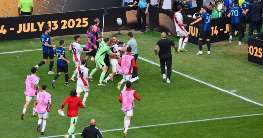 Conflicte pe teren după confruntarea Inter Milano - River Plate. Cum s-a implicat Chivu? 1 incaierare pe teren dupa meciul inter milano river plate ce a facut chivu 685d7dcaed330
