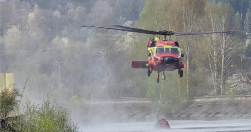 Flăcările mistuie vegetația de pe Clisura Dunării. Salvatorii luptă de trei zile, având alături două elicoptere Black Hawk. 1 incendii de vegetatie pe clisura dunarii pompierii intervin de trei zile cu sprijinul a doua elicoptere black hawk 68569da4361d3