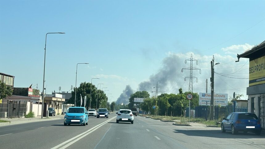 Flăcări pe patru roți în Constanța: un nor de fum înghite strada Vârful cu Dor 1 incendiu auto in constanta pe strada varful cu dor nor gros de fum deasupra cartierului 68595bd557ba1