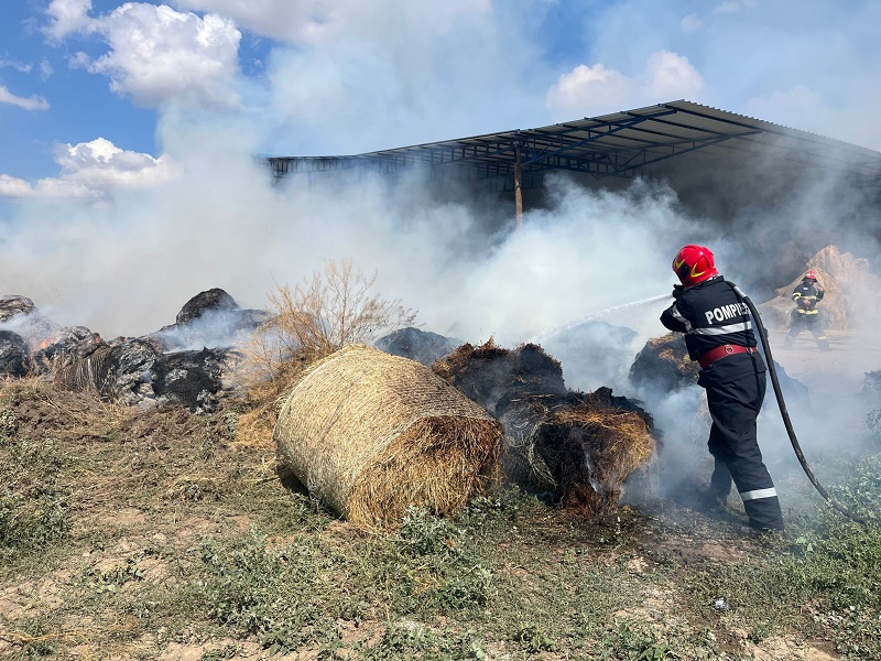Flăcări și curaj la Chirnogeni: pompierii intervin prompt pentru a stinge incendiul de baloți 1 incendiu de baloti la chirnogeni interventie rapida a pompierilor 6857f1ba33867