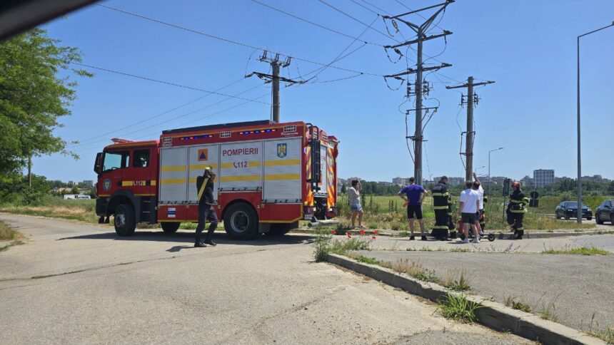 Flăcări de vegetație la marginea Constanței: Șoferii au acționat cu curaj înainte de sosirea salvatorilor 1 incendiu de vegetatie la iesirea din constanta in zona dn2a soferii au intervenit cu extinctoare pana la sosirea pompierilor 68401e14a85f7