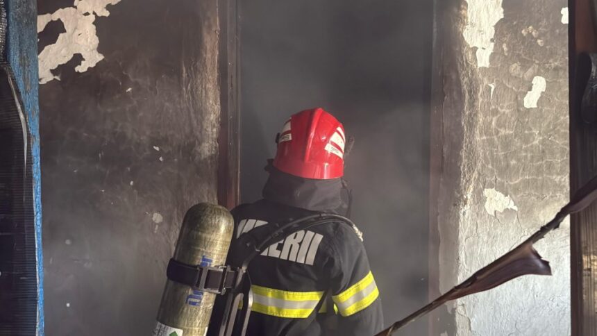 Flăcări pe balcon: Incendiu devastator în zona Palas, doi bărbați răniți și trei garsoniere inundate de fum 1 incendiu intr o bucatarie improvizata pe balcon in zona palas doi barbati raniti trei garsoniere afectate de fum 6862794e04ecf